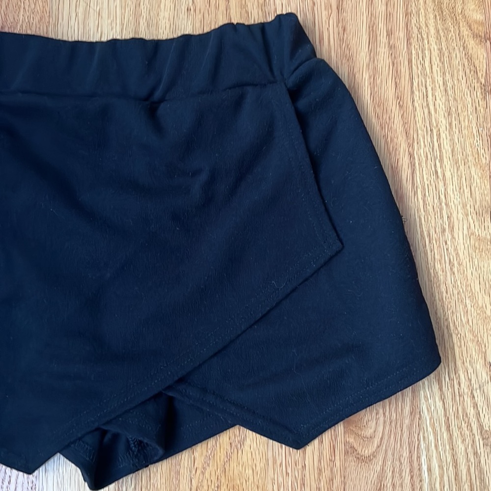 SUPER CUTE BLACK SKORT - Picture 2 of 2
